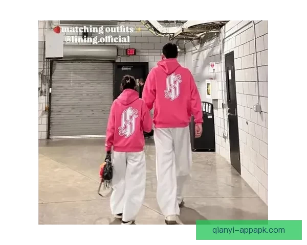 杨瀚森女友晒情侣同款粉色卫衣互动甜蜜 网友纷纷围观热议